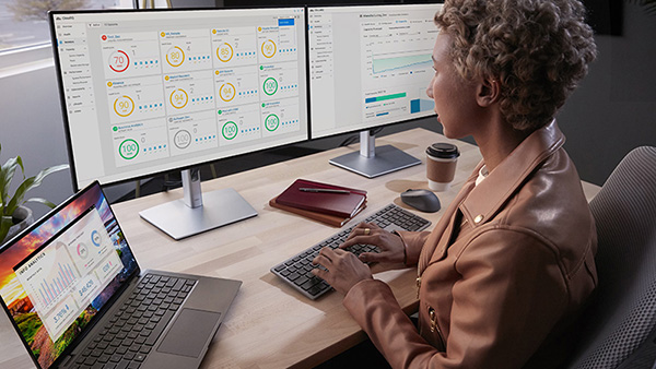 Mujer trabajando con varias pantallas que muestran indicadores de almacenamiento