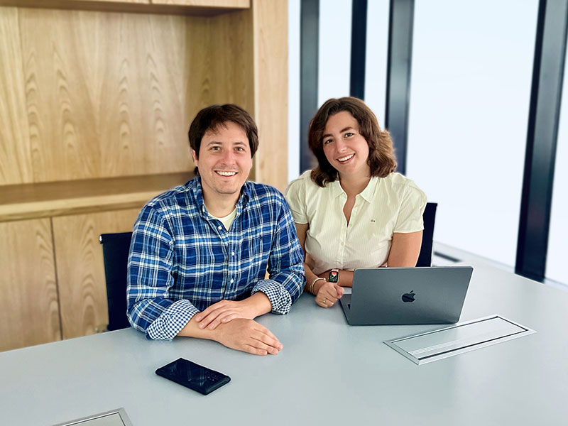 Francisco y Paula en la oficina