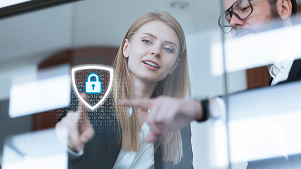 Mujer y hombro señalando un ícono de seguridad