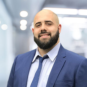 Fabio Solis formal en la oficina