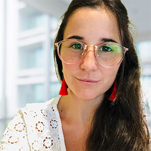 Ángeles Strianese formal en la oficina